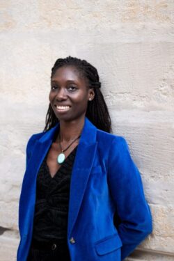 Sandra Gaffié, sourire et veste bleue, portrait